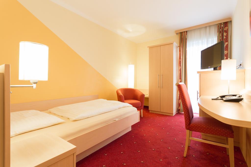 Hotel Restaurant Boeck "Roter Hahn" Sankt Poelten Kültér fotó